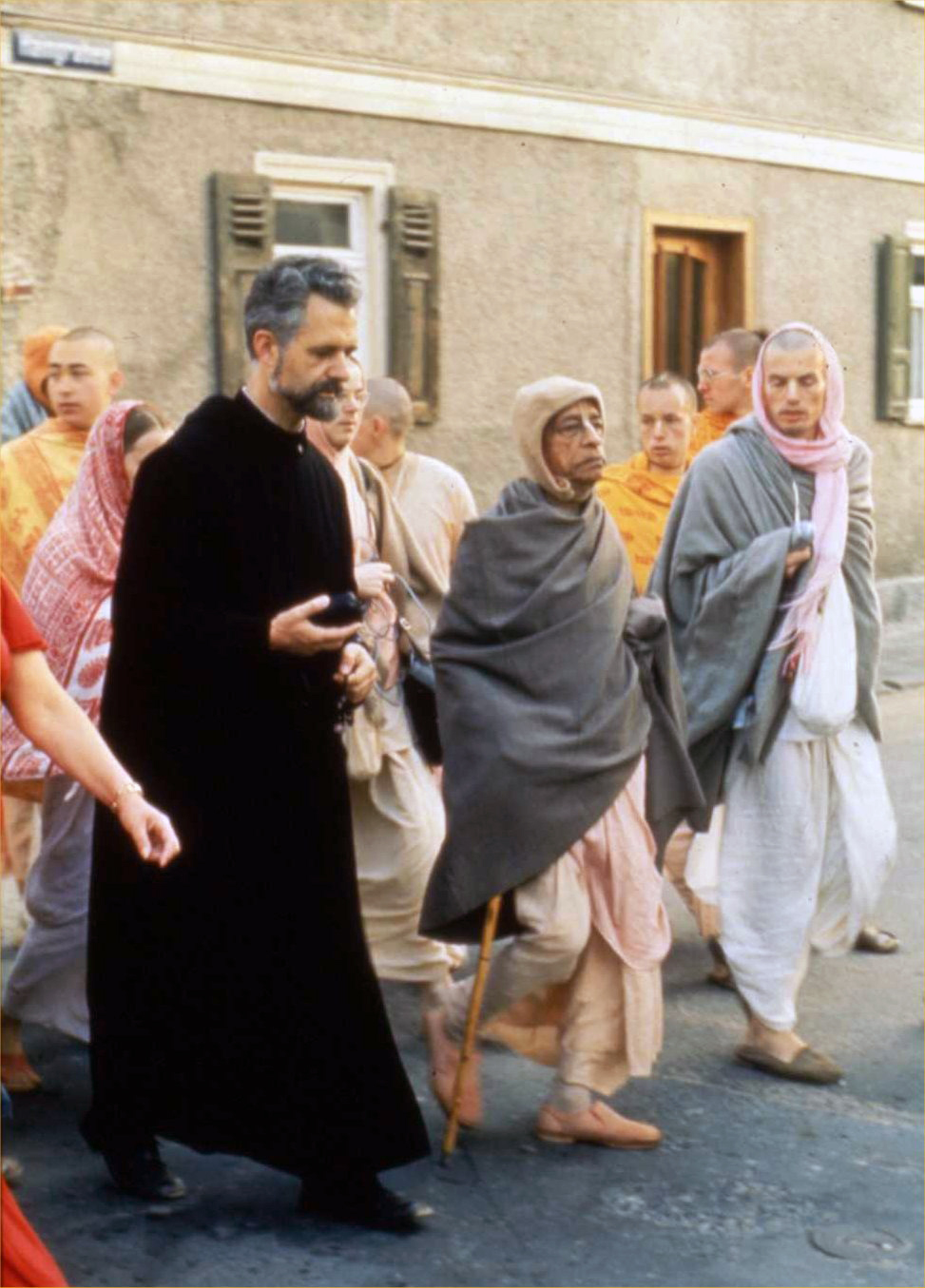 Шрила Прабхупада и монах-бенедиктинец Эммануил Юнгклауссен во время утренней прогулки во Франкфурте-на-Майне 1974 г.