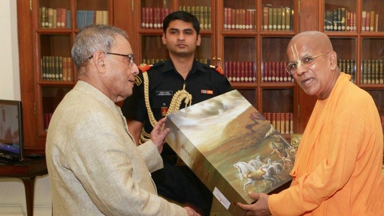 Пранаб Кумар Мукерджи, 13-ый президент Индии, получает «Бхагавад-гиту»-делюкс из рук Гопала Кришны Госвами, одного из лидеров ИСККОН