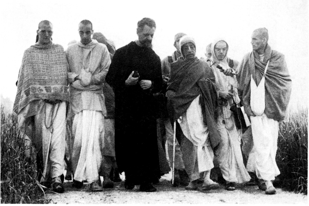 Шрила Прабхупада и монах-бенедиктинец Эммануил Юнгклауссен во время утренней прогулки во Франкфурте-на-Майне 1974 г.
