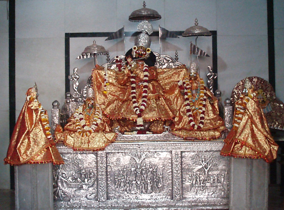 На алтаре в храме, справа от Кришны - Шримати Радхарани, а слева от Кришны - Мать Джахнави