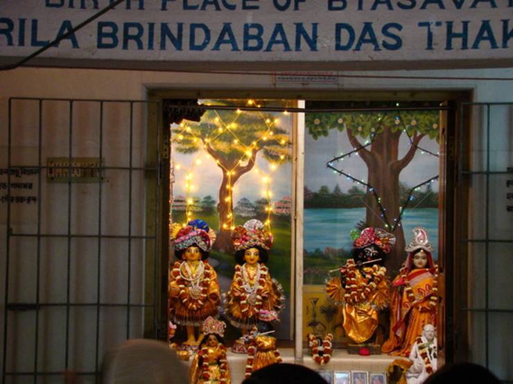 Божества на месте рождения Шри Вриндаван Дас Тхакура