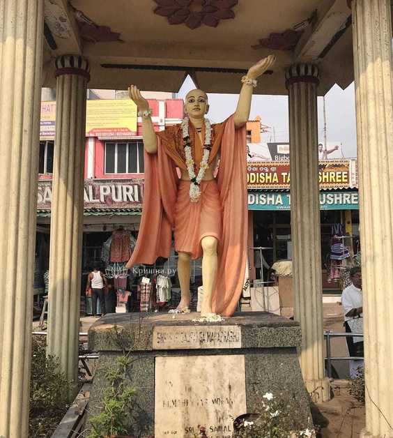Статуя Господа Чайтаньи в Джаганнатха Пури