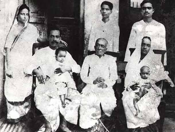 Абхай Чаран Де с отцом, женой и детьми