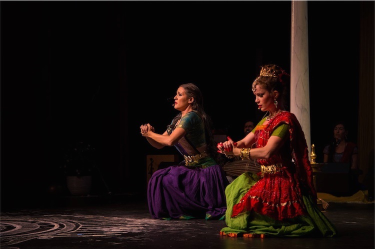 Вринда Шет (справа) танцует партию Кайкейи, Aнапаини Джакупко танцует партию королевы Каушальи.