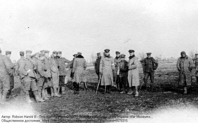 Британские и немецкие солдаты на нейтральной полосе во время рождественского перемирия