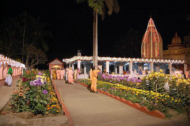Шри Джаганнатха Мандир в Раджапуре в ночное время
