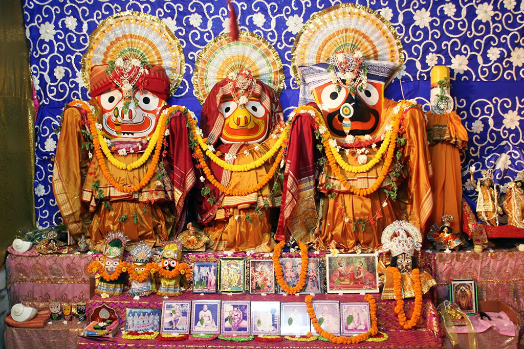 Джаганнатха справа Субхадра в центре и Балабхадра сллева