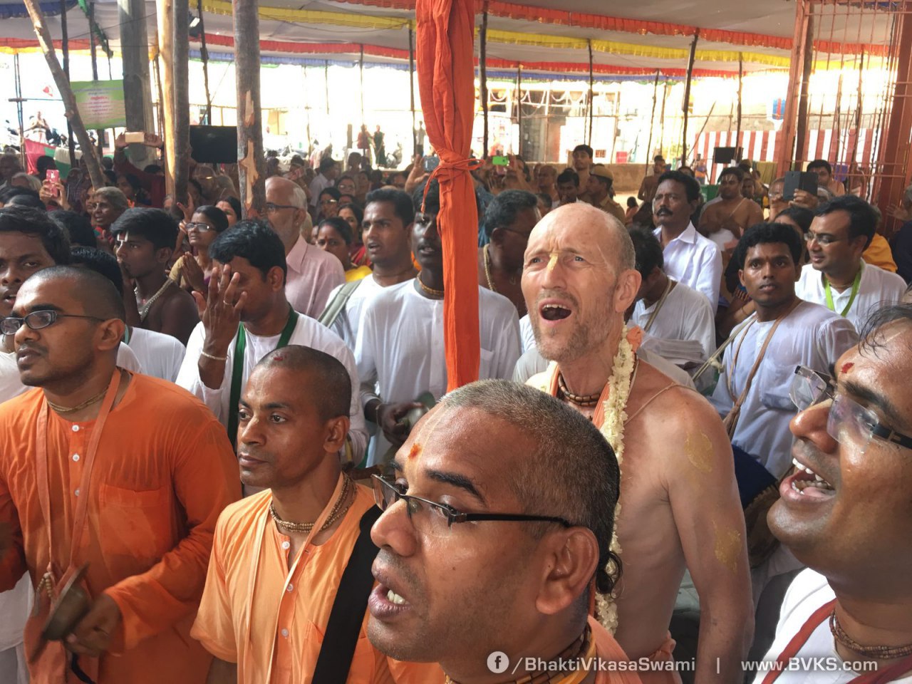 Кришнаиты поют мантру Харе Кришна на праздновании 1000-летия великого святого Рамануджачарьи в городе Шриперумбудур, Индия