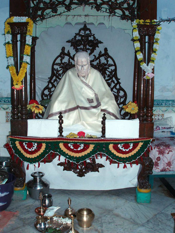 Арча-виграха Бабаджи Махараджа установленная Шрилой Сарасвати Тхакуром в 1934 году.jpg