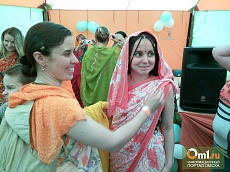 На фестивале «Солнцестояние» кришнаиты устроили показ мод