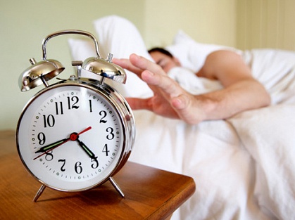 Почему лечь в 4 утра и проснуться в 10 дня проще, чем лечь в полночь и проснуться в 6 утра?