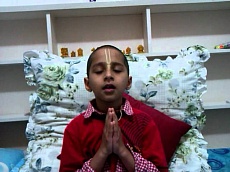 7-летний мальчик Абхигья повторяет шлоки 1-й главы Бхагавад-гиты
