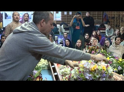 Киртан Ашока Кришна прабху на церемонии прощания с Пурначандра Госвами