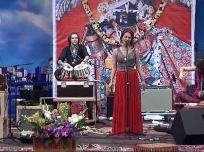 Сати Казанова поет мантру